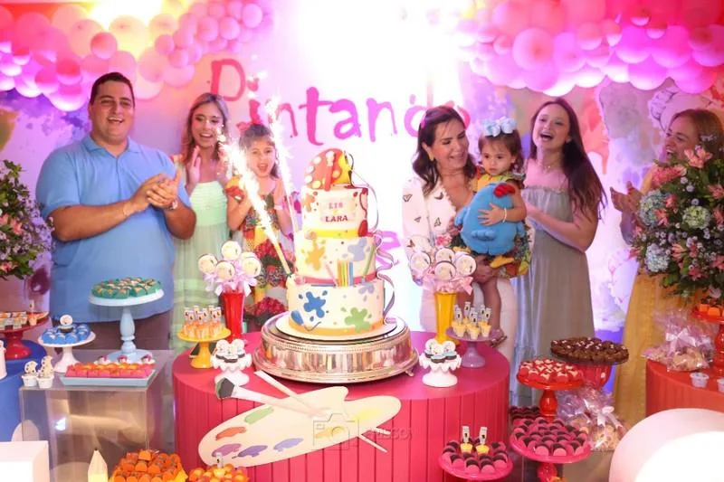 Tatiana e Thiago Barreira celebram aniversário de filhas Lis e Lara com festa animada e colorida