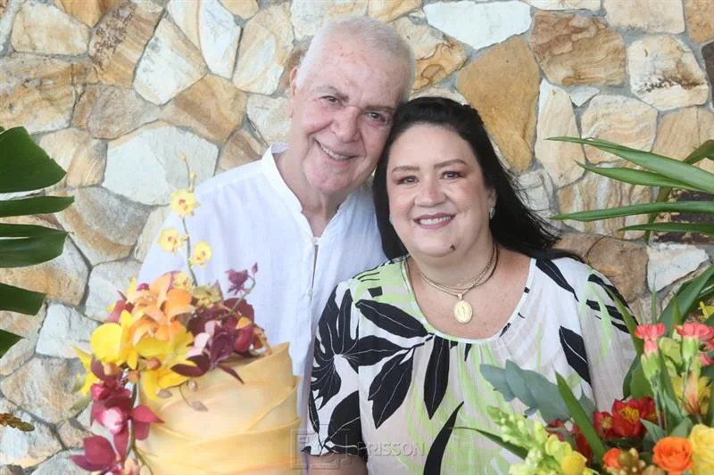 Com visita surpresa, Rosilândia Queirós celebra aniversário em festança ao pôr do sol
