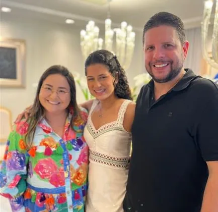 Maria Clara Accioly recebe aniversário surpresa para celebrar seus 18 anos
