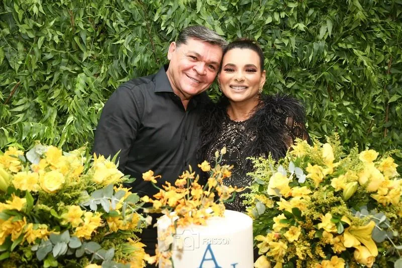 Alri Nogueira brinda aniversário em noite de frisson