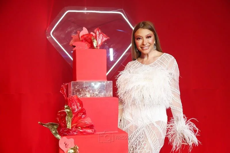Edith Gomes celebra aniversário com noite de surpresas e dress code “all red”