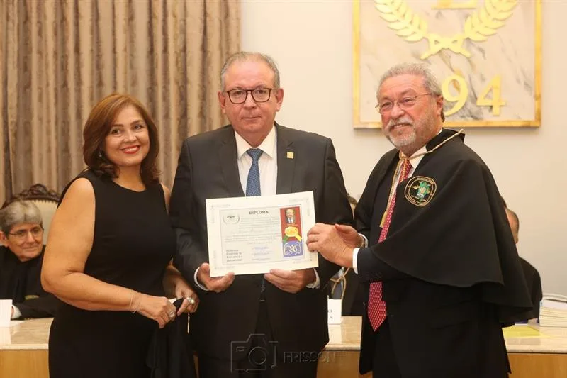 Ricardo Cavalcante toma posse como membro benemérito da Academia Cearense de Literatura e Jornalismo