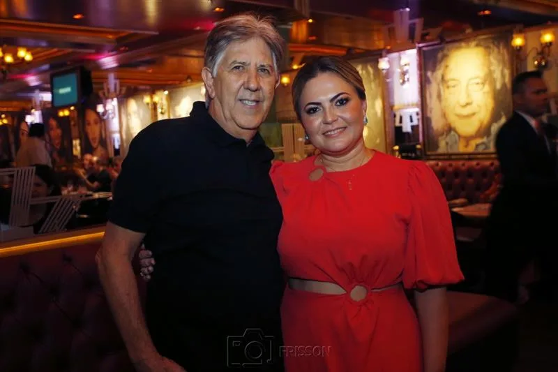 Tati Oliva comemora a nova idade em festa animada no Paris 6