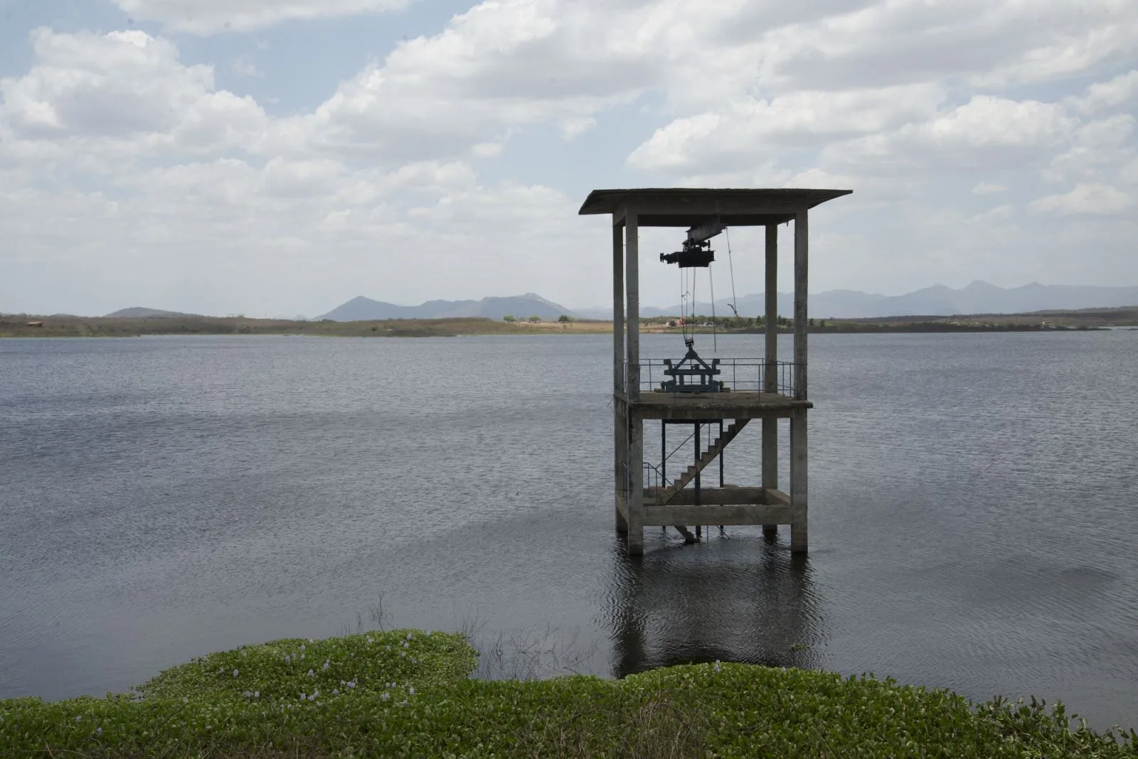 Izolda Cela anuncia fim da tarifa de contingência da água no Ceará
