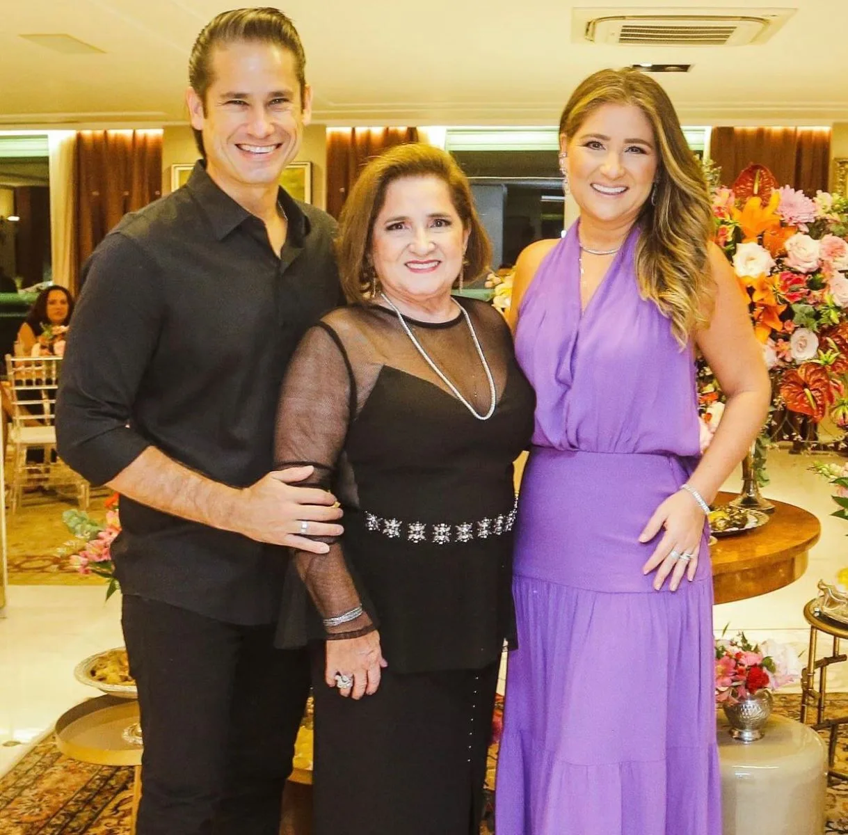 Auricélia Queirós recebe os parabéns em festa familiar