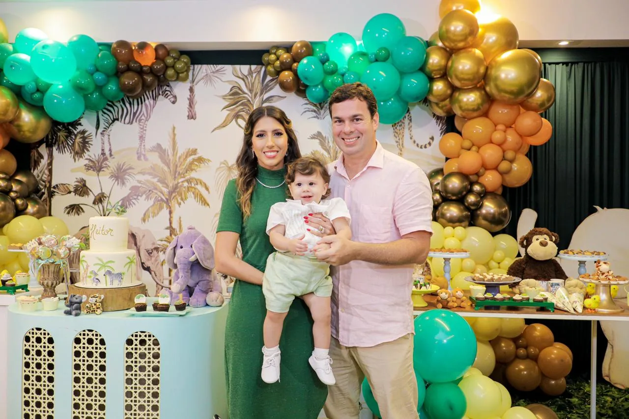 Em festa dupla, Tayra Romcy e Léo Aguiar cantam os parabéns para os filhos Álvaro e Heitor