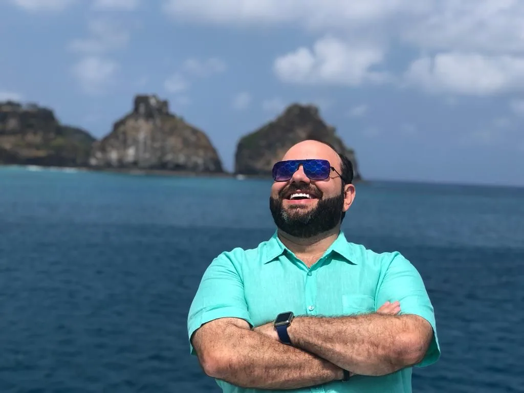 Victor Costa brinda aniversário em Fernando de Noronha