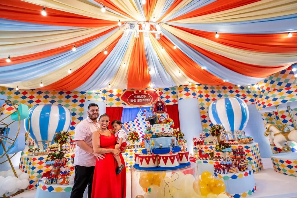 Thaís Sombra e Diego Souza cantam os parabéns para o filho Bento
