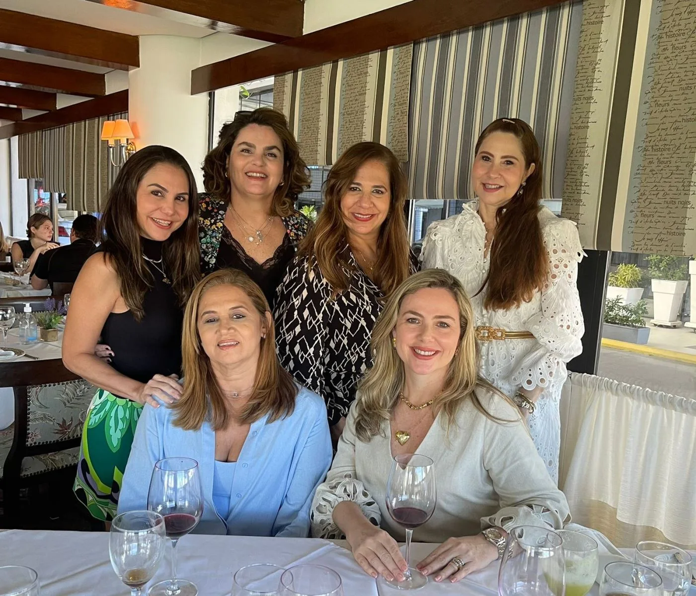 Vânia Viana ganha os parabéns de turma de amigas