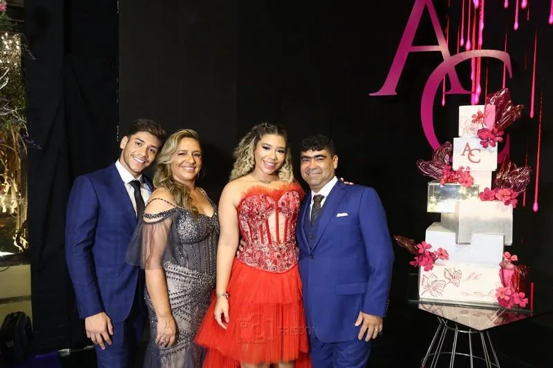 Com brilho e muitas surpresas, Carine Martins e Alex festejam os 15 anos da filha Ana Carolina