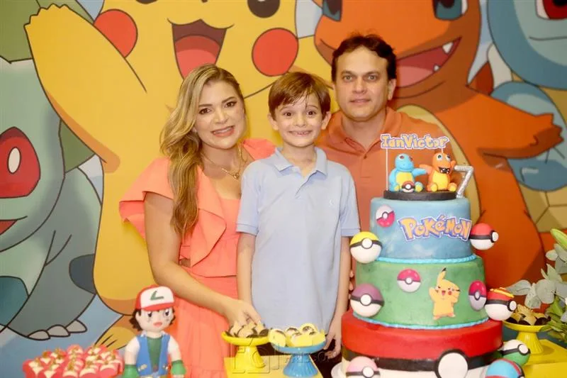 Kamila Monteiro e Adriano Barbosa assopram velinhas do filho Ian Victor