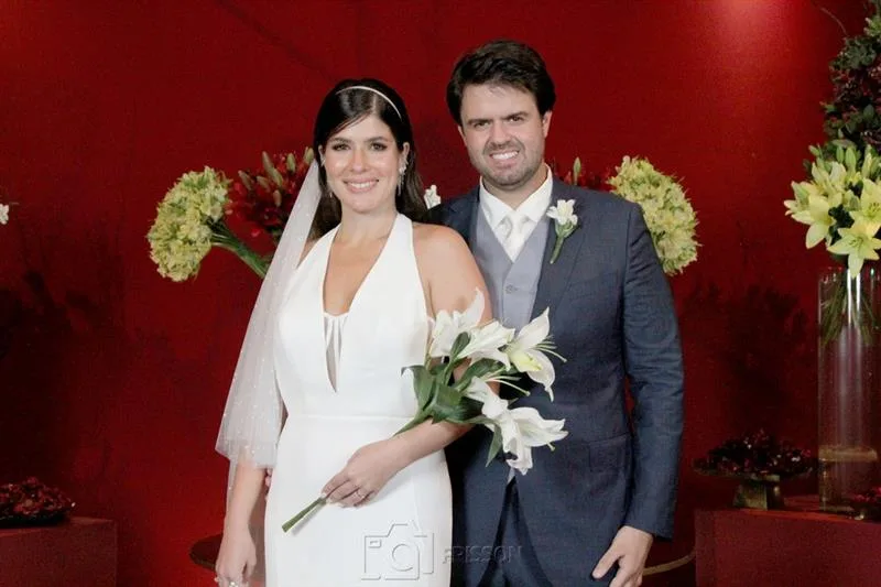 Chuva de flores, show surpresa e decoração luxuosa marcam união de Taynã Ginepri e André Boris