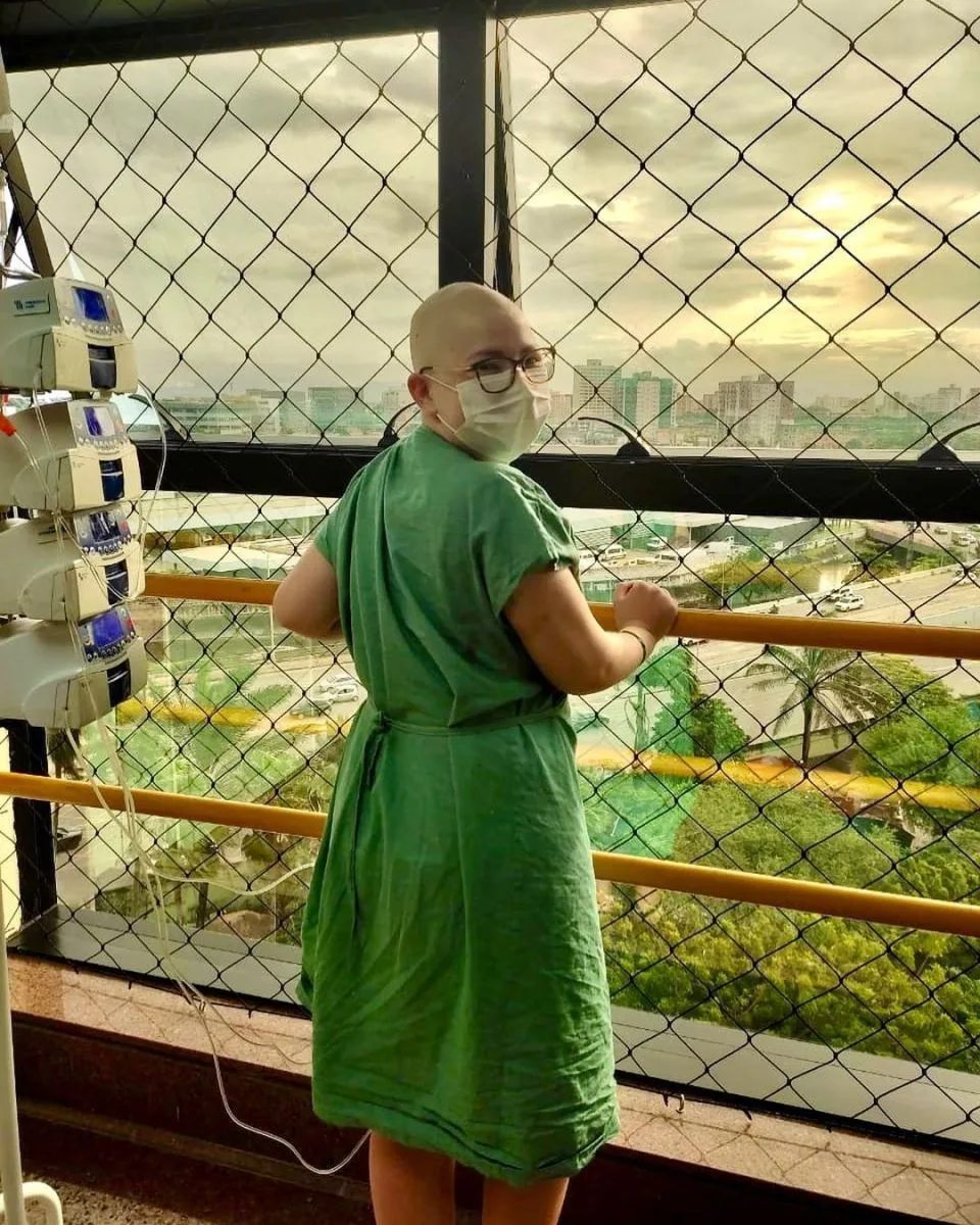 Após transplante de medula, jornalista Marina Alves celebra alta hospitalar: “Eu venci!”