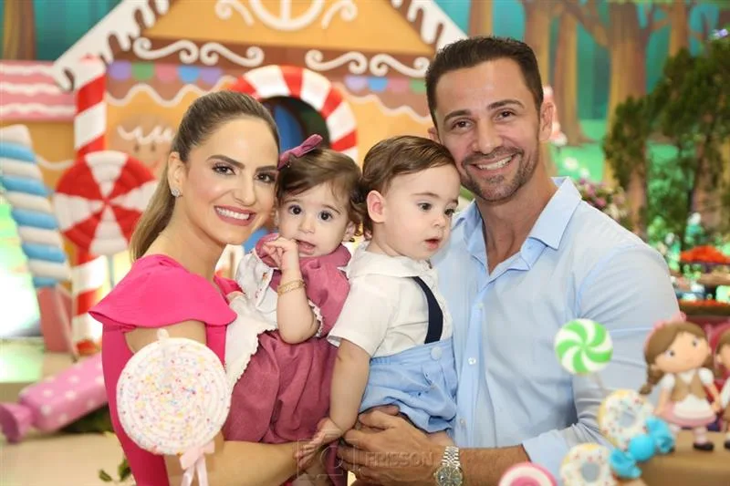 Darli Baião e Daniel Oliveira assopram a primeira velinha dos filhos Paola e Mateo