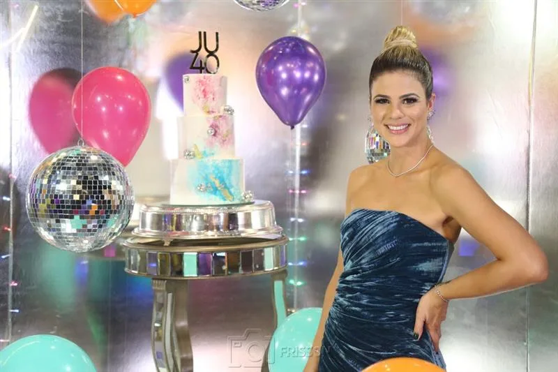 Juliana Roma festeja com muito astral a entrada no rol dos 40 anos