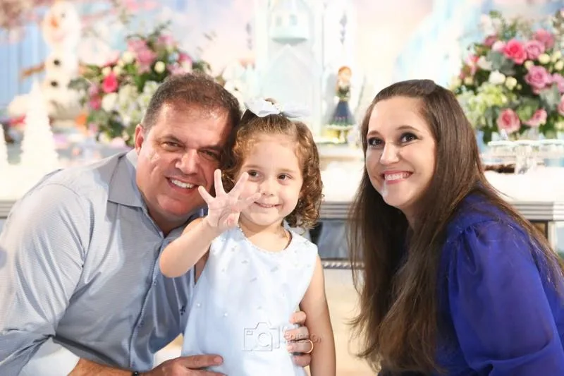 Giviane e Júlio Aguiar assopram as quatro velinhas da filha Maria Giulia