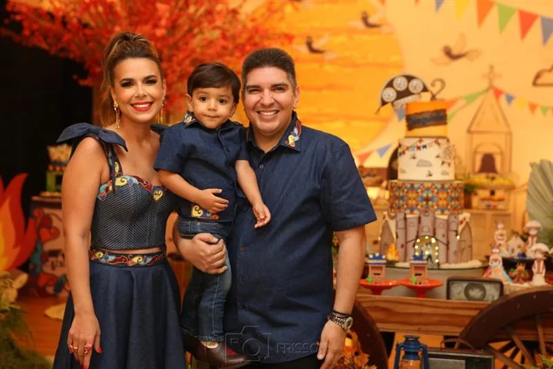 Rhanna Monteiro e Diego Pereira armam um arraiá para festejar dois anos do filho Dieguinho