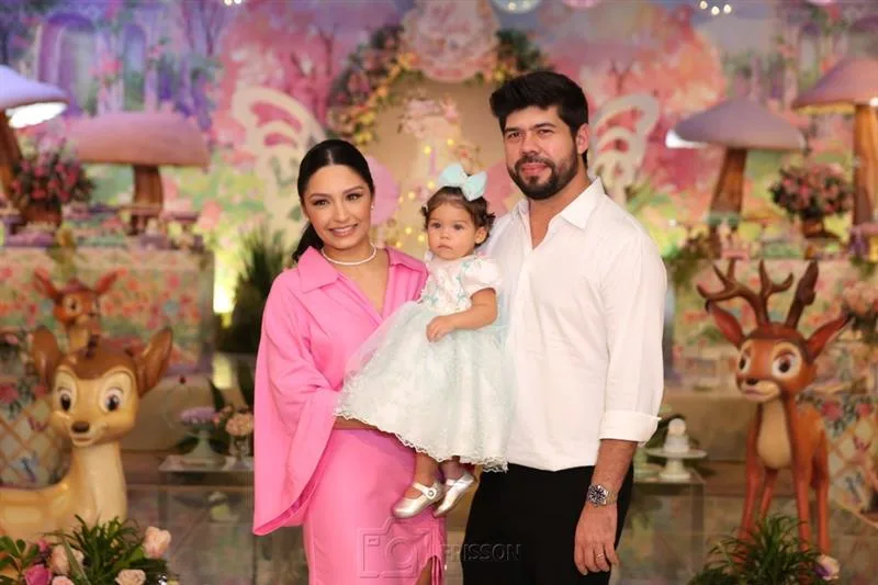 Tainah Cavalcante e Kleryston Pontes assopram a primeira velinha da filha Lia