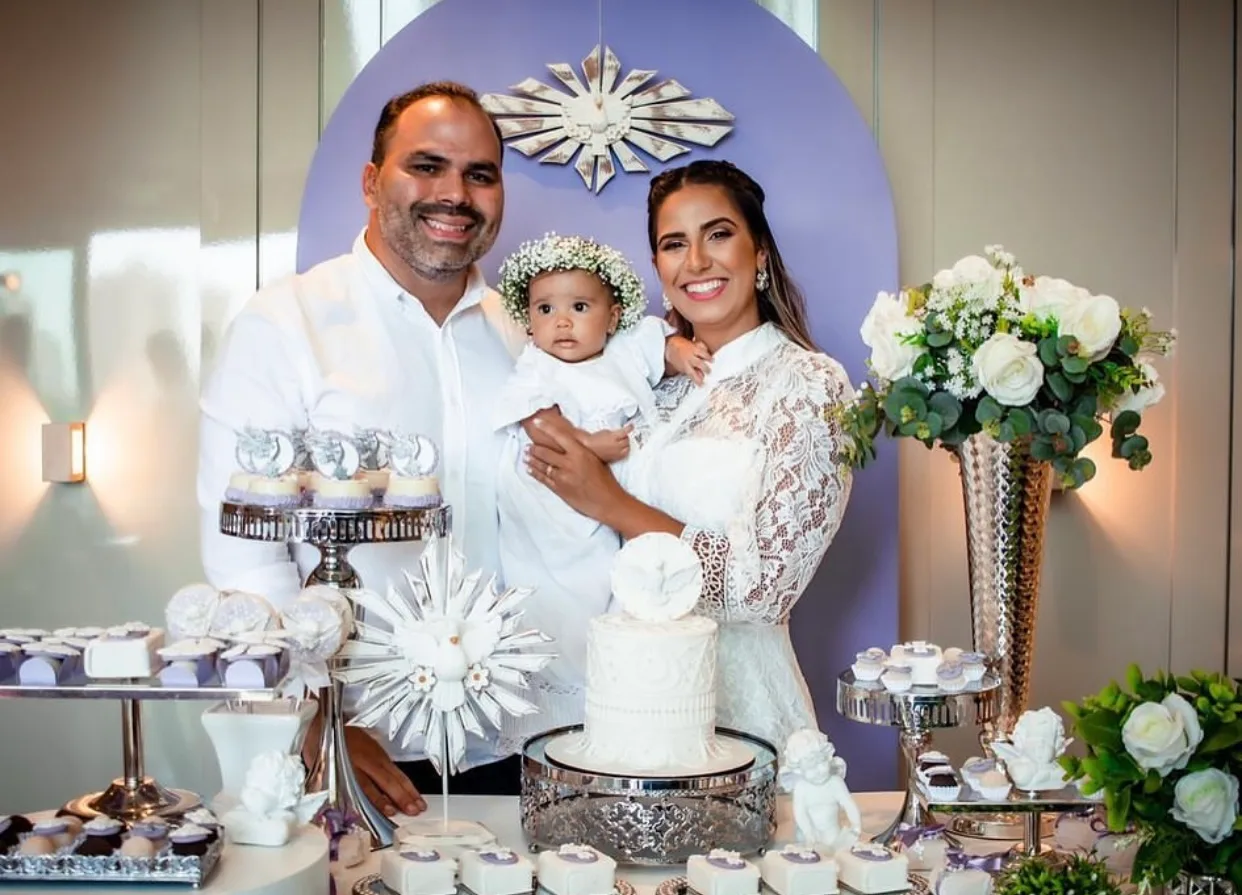 Isa Xavier e Fernando Guanabara Filho levam a filha Heloísa à pia batismal