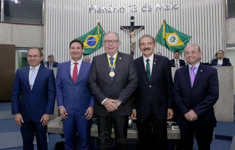 Ricardo Cavalcante recebe a Medalha de Mérito Parlamentar Plenário 13 de Maio