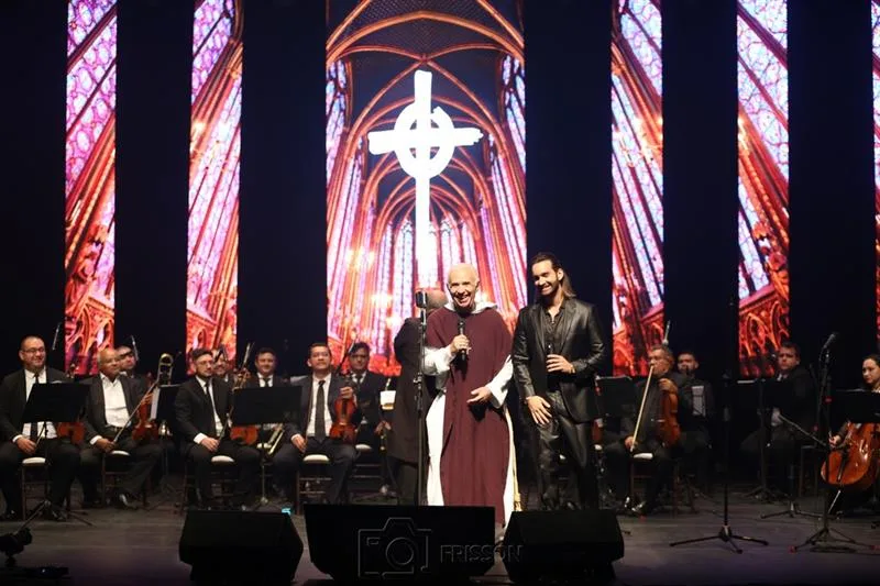 Philipe Dantas encanta em show beneficente no Teatro RioMar