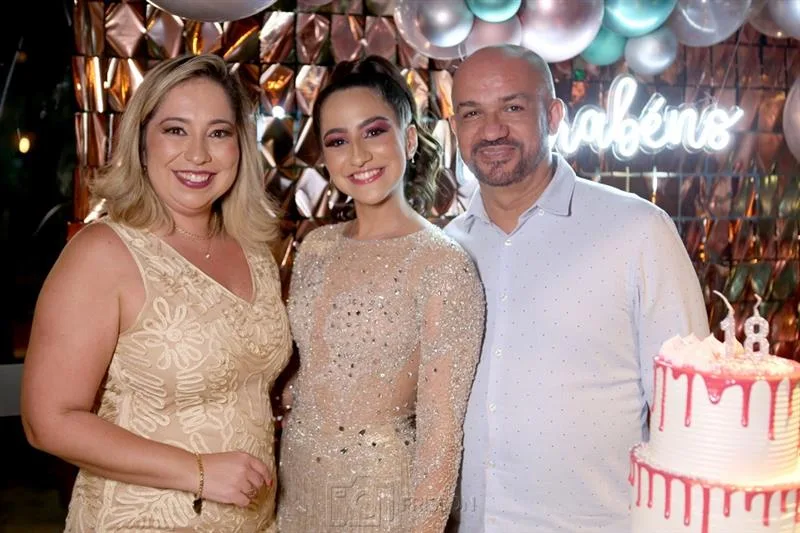 Suzana e Paulo Figueiredo festejam os 18 anos da filha Ester