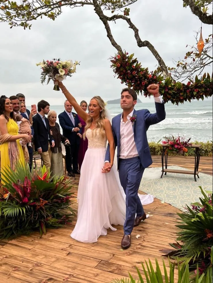 Sofia Larocca e Cândido Pinheiro casam na praia da Baleia, em São Paulo