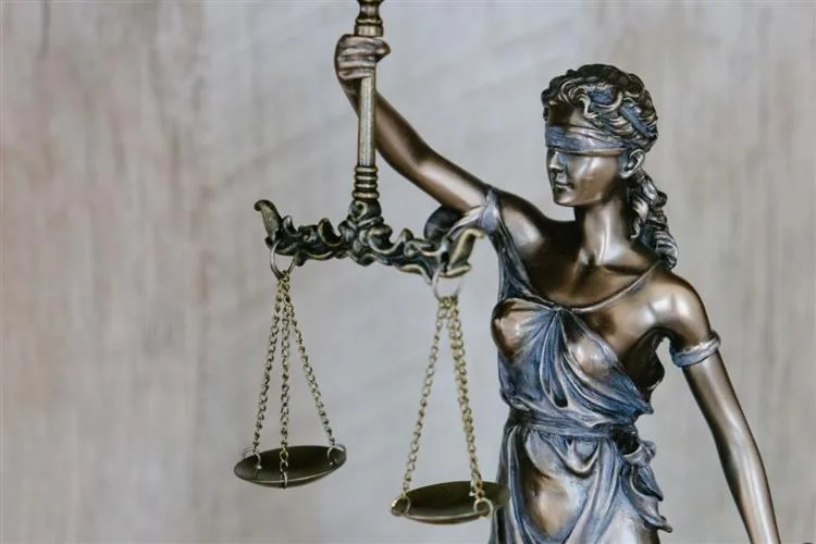 “Justiça descomplicada”, por Roberto Victor