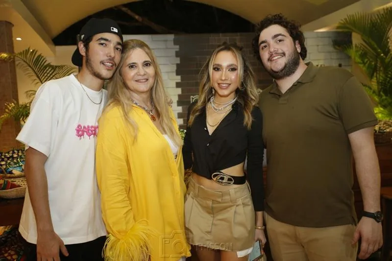 Lissa, Luca e Luciano Dias Branco comemoram seus 22 anos em festa com muito frisson