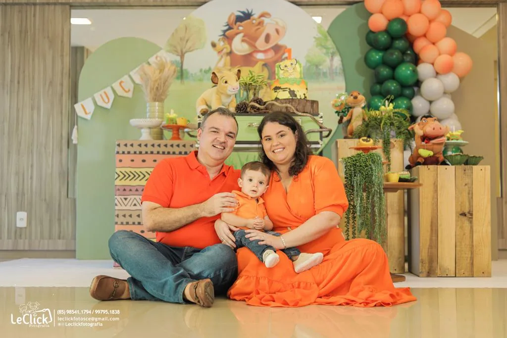 Priscila Férrer e Teobaldo Brito Jr. assopram a primeira velinha do filho Lucas