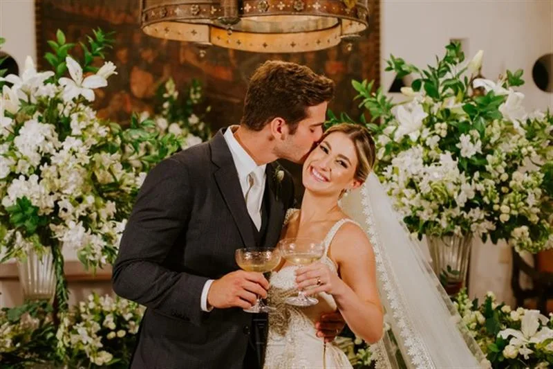 Em noite de amor e muita emoção, Bruna Magalhães e Ravi Macedo sobem ao altar