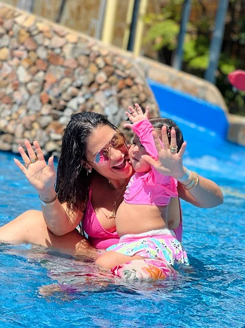 Simone Mendes se diverte com a família no Beach Park