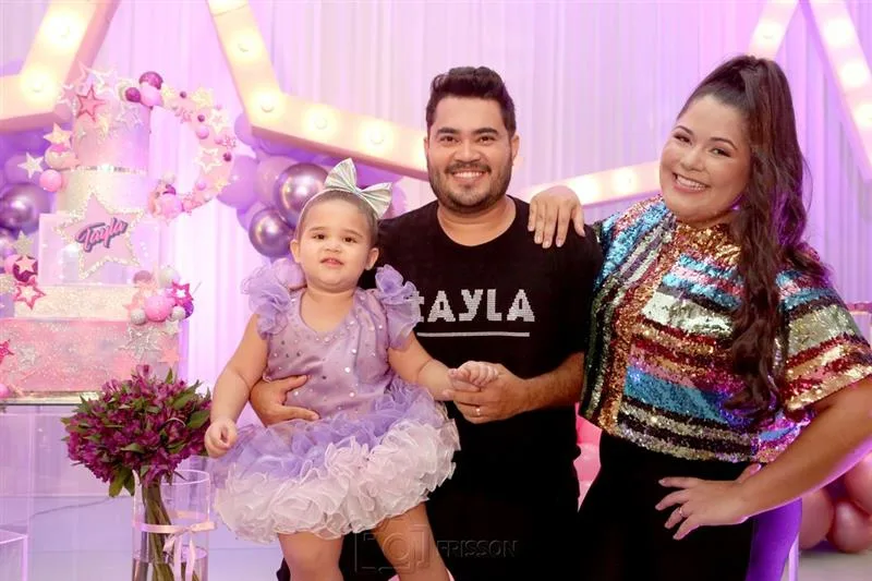 Janayna e Ton Santos cantam os parabéns para a filha Tayla no Di Gregório Buffet