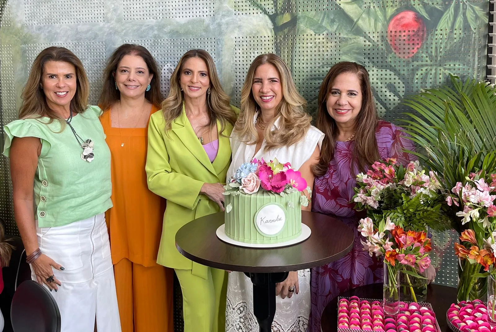 Karmilse Marinho ganha os parabéns em almoço surpresa