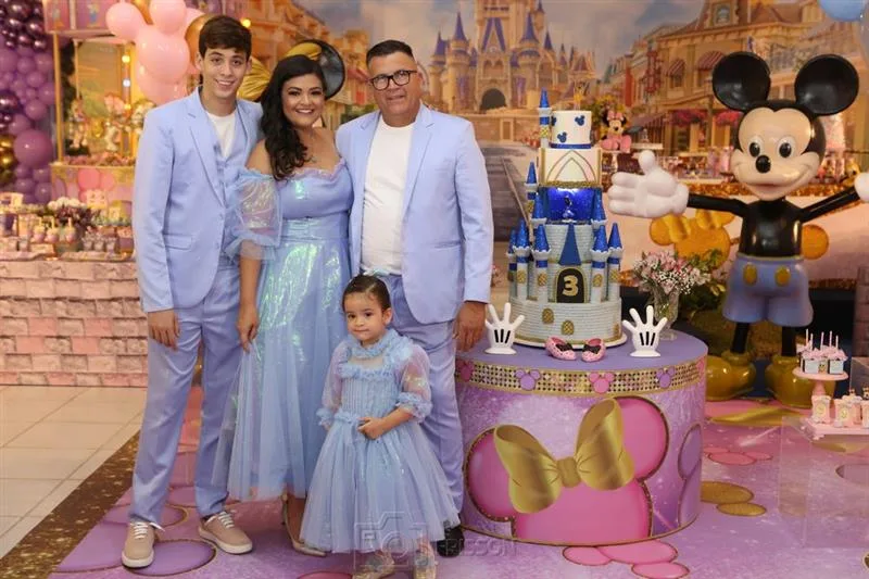 Cris Pontes e Lindon Johnson festejam os três anos da filha Linda