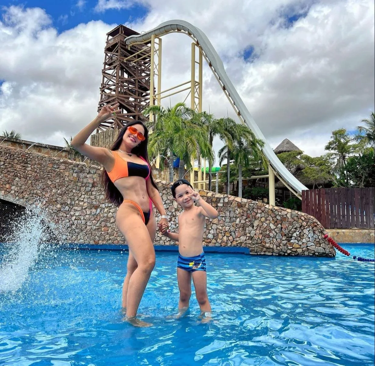 Ex-BBB Flay curte férias com muita diversão no Beach Park