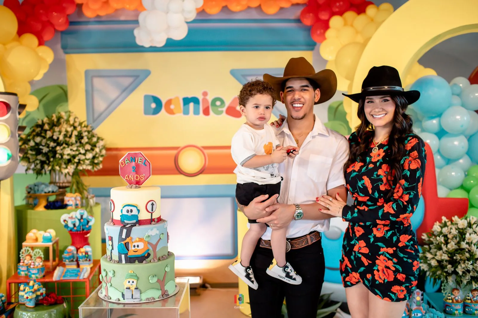Zé Vaqueiro e Ingra Soares assopram as duas velinhas do filho Daniel