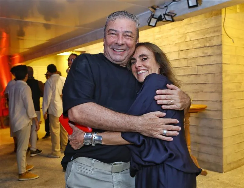 Cláudio Silveira e Patrícia Carta promovem o lançamento da edição especial da revista Bazaar