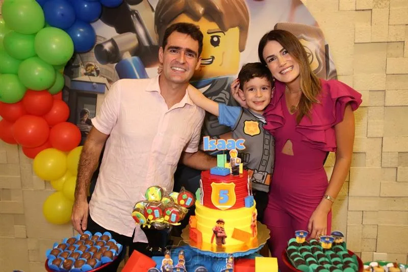 Juliana Hissa e Arthur Costa Lima cantam os parabéns para o filho Isaac