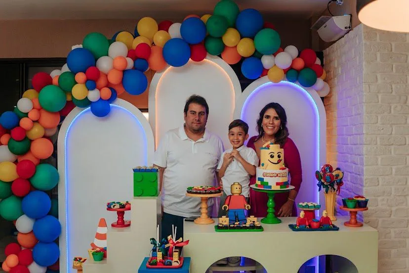 Paulo Aragão e Laís Soares comemoram os cinco aninhos de Paulo Neto