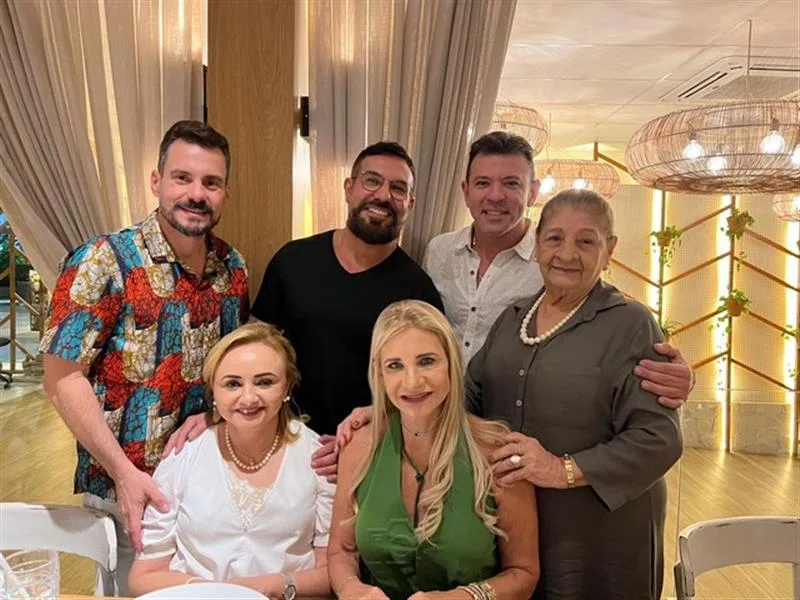 Alan Carvalho celebra a nova idade com amigos