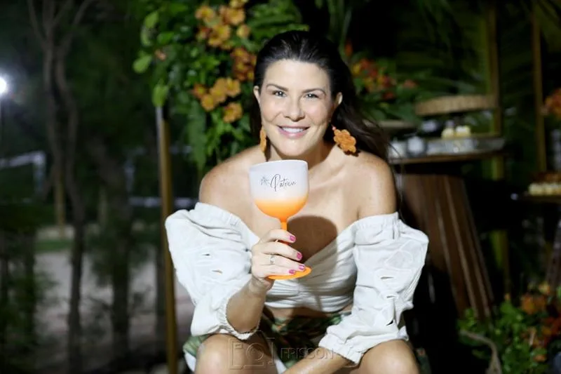 Patrícia Calderón comemora mais uma primavera com um luau em praia de Aquiraz