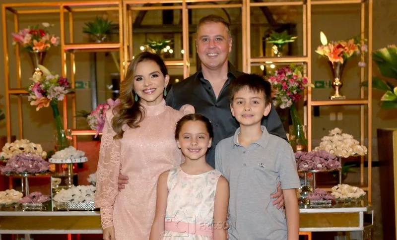 Viviane Martins festeja aniversário em noite intimista e de muita alegria