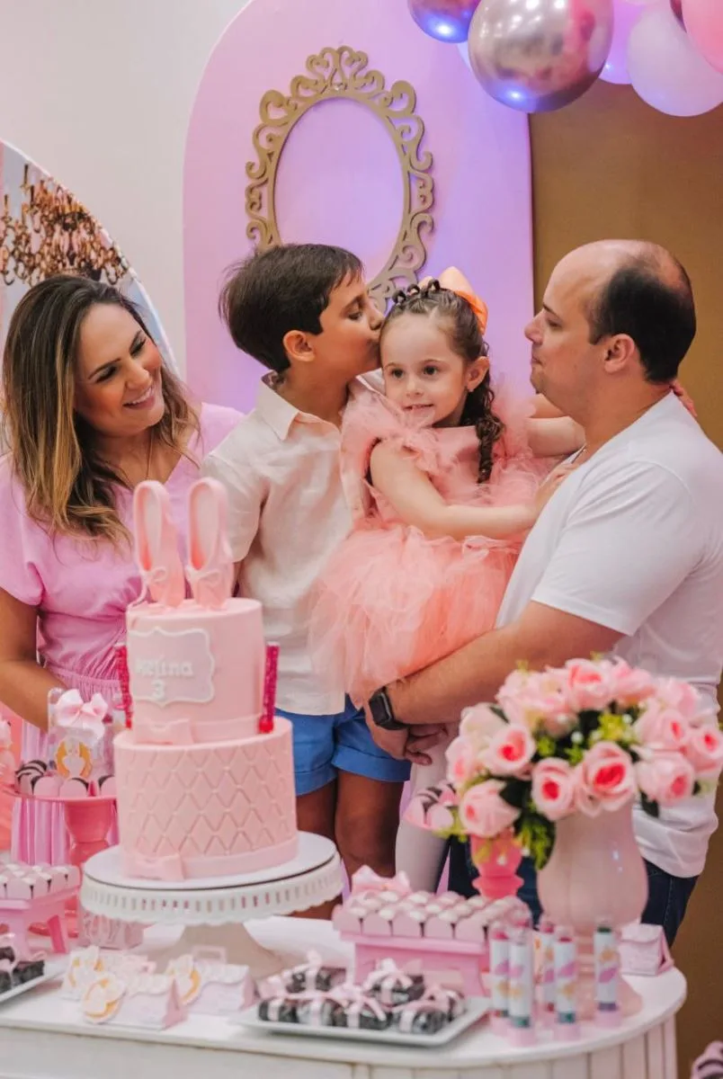 Anna Gladys e Felipe Oquendo assopram as três velinhas da filha Melina