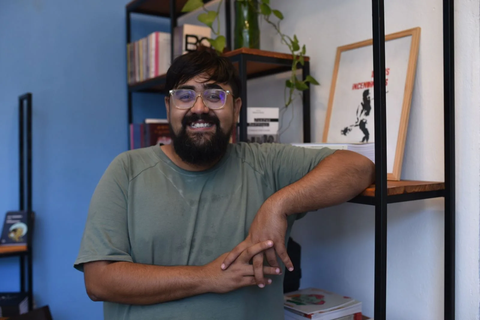 Fundador de biblioteca no Curió, Talles Azigon é dono de editora e tem relação forte com literatura