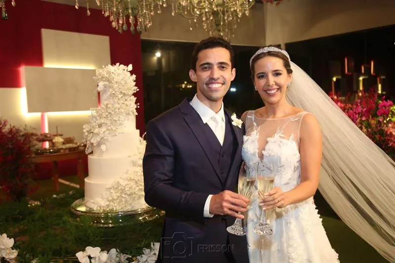 Evyly Melo e Michell Souza sobem ao altar e tornam-se marido e mulher