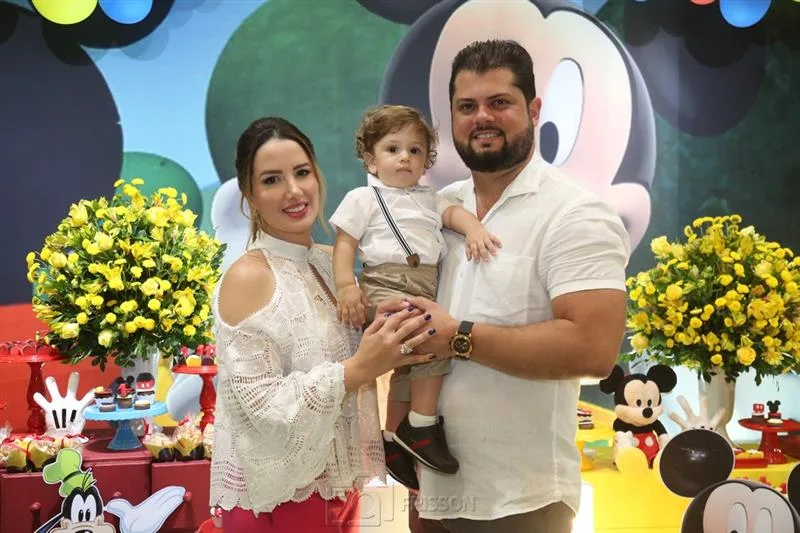 Gabriela Bastos e Pedro Garcia assopram a primeira velinha do filho Lucca