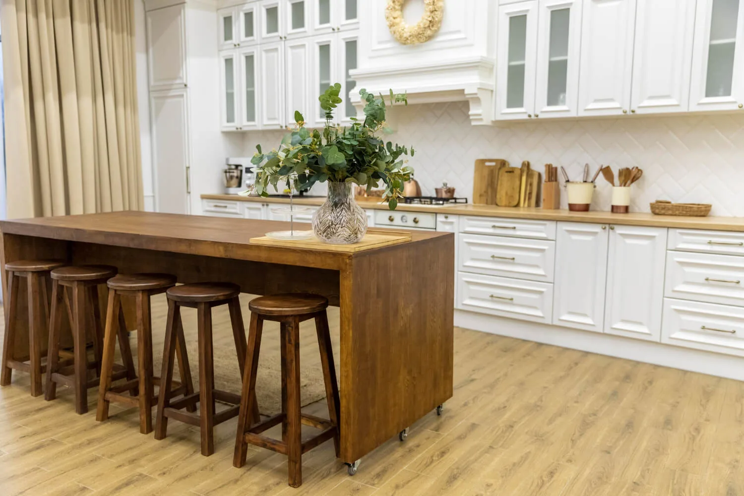 Madeira para decoração: veja como usar e as vantagens que oferece