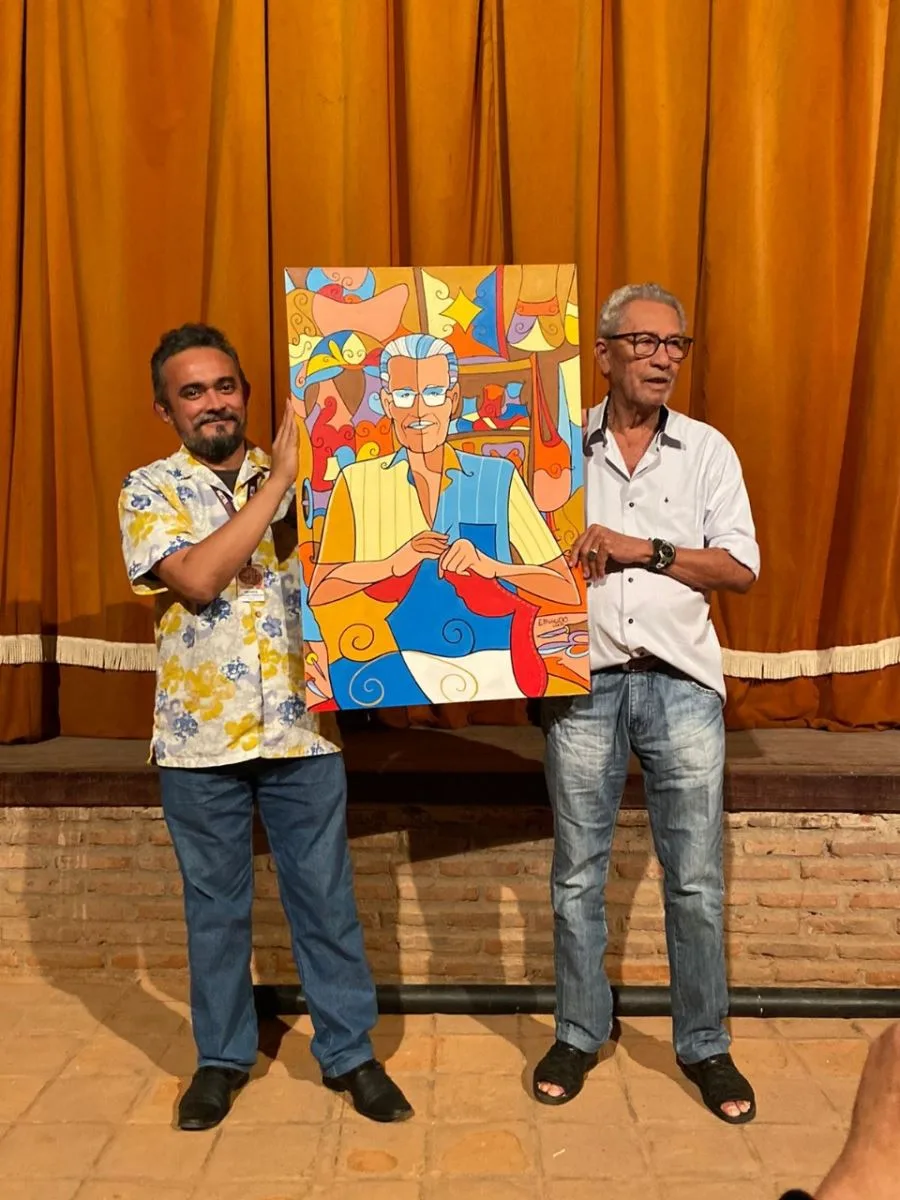 Elinaudo Barbosa entrega retrato pintado para Espedito Seleiro de maneira simbólica