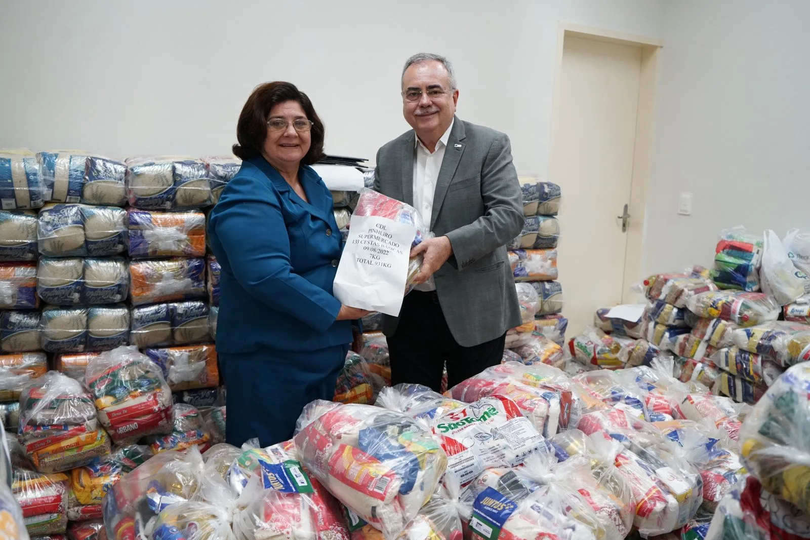 Câmara de Dirigentes Lojistas doa 1 tonelada de alimentos para a campanha Corregedoria Solidária
